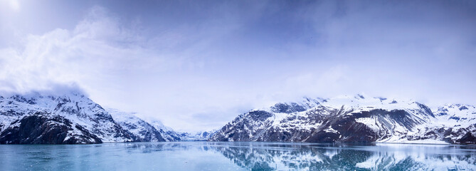 Fototapeta na wymiar Glacier Bay National Park, Alaska, USA, is a natural heritage of the world, global warming, melting glaciers