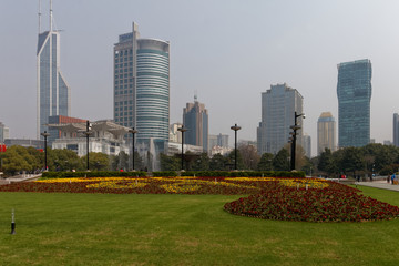 Plac Ludowy w Szanghaju z wieżowcami dokoła - obrazy, fototapety, plakaty