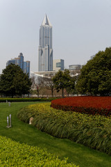 Plac Ludowy w Szanghaju z wieżowcami dokoła © Miroslaw