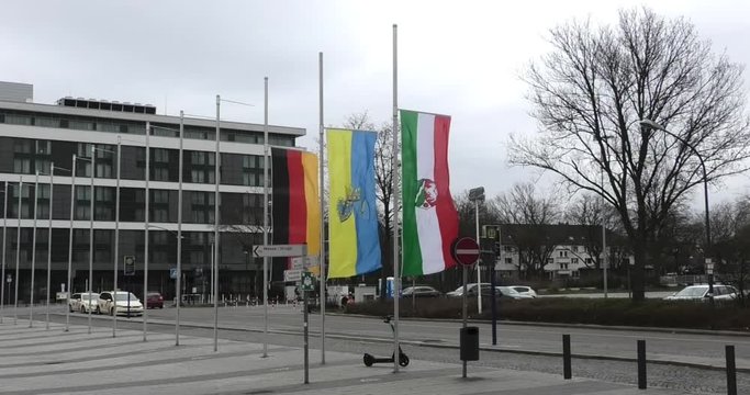 Flaggen auf Halbmast, von links nach rechts:Deutschland, Stadt Essen,  Nordrhein-Westfalen Fahnen im Wind vor der Gruga-Halle in Essen am 22.2.2020