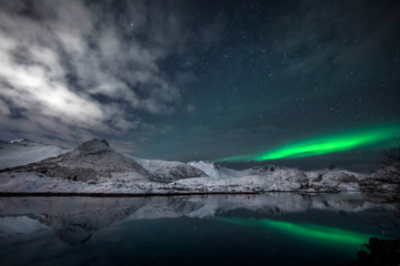 Fototapeta na wymiar Polarlicht über dem Fjord - Lofoten