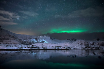 Fototapeta na wymiar Polarlicht über dem Fjord - Lofoten