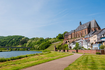 Fototapeta premium Saarburg, Saar, Fluss, Laurentiuskirche, Stadt, Altstadt, Weinstadt, Leukmündung, Leuckbach, Uferweg, Weinberge, Brücke, Rheinland-Pfalz, Deutschland 