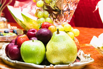 Mesa de frutas e vinho para o natal 