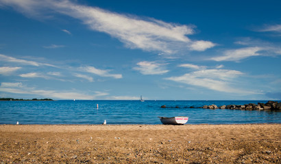 Obraz premium Landscape of Lake Ontario with single lifeboat on beach of Toronto islands