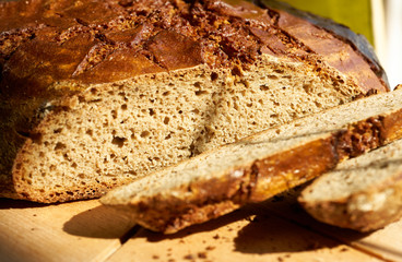 Roggenbrot mit Altbierkruste mit Dinkelvollkorn auf Holzbrett aufgeschnitten