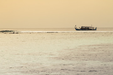 Obraz premium Barco de pesca tradicional das ilhas Maldivas ao amanhecer