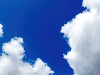 Obraz premium white puffy clouds in a bright blue sky
