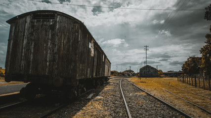 vagon de tren antiguo en las vias del ferrocarril que pasa por la ciudad de chascomus 