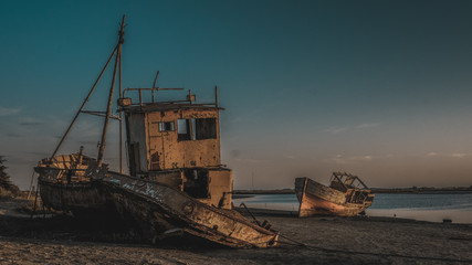 bote pesquero abandonado en laguna al costado del puerto en un atardecer en punta rasa, san clemente del tuyu provincia de buenos aires