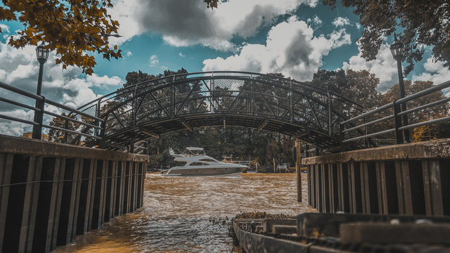 yate navegando en el rio parana costeando la orilla de la ciudad de tigre, buenos aires argentina