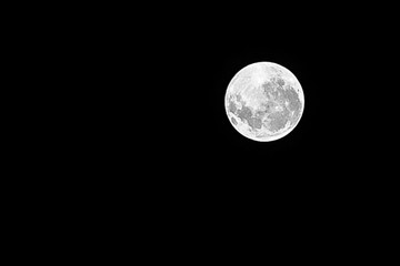 Céu negro e lua cheia, durante a noite do dia 11 de Janeiro de 2020, na cidade de Osasco, SP, Brasil.