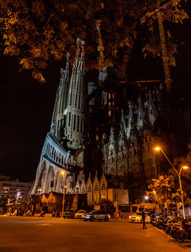 Sagrada Familia shoot from the street in front