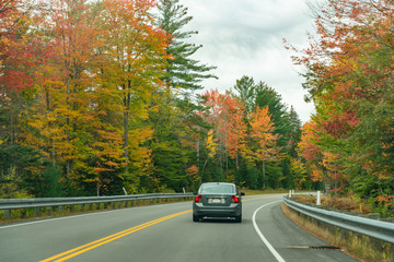 Obraz premium Samochód na drodze w Górach Białych