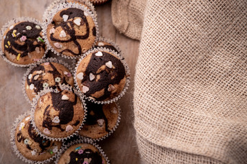 Pieczenie muffinek czekoladowo waniliowych