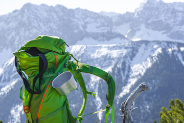 Bergrucksack vor dem Massiv des Karwendelgebirges