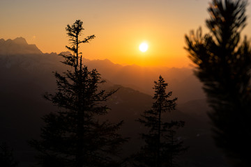 Farbenfroher Sonnenuntergang in den Alpen