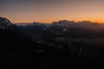 Zugspitze im Licht der Abendsonne beim SOnnenuntergang