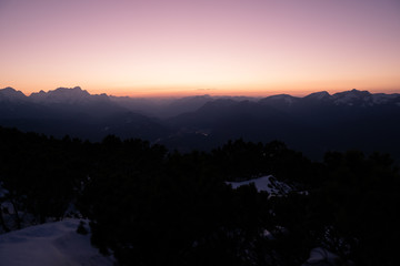 Obraz premium Rot gefärbter Abendhimmel in den Bergen