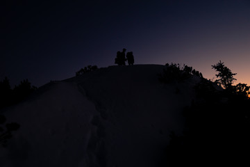 Fototapeta na wymiar Schatten von Personen bei Nacht in den Bergen