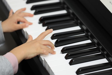 Obraz premium ピアノを弾く子供の手(5歳児)