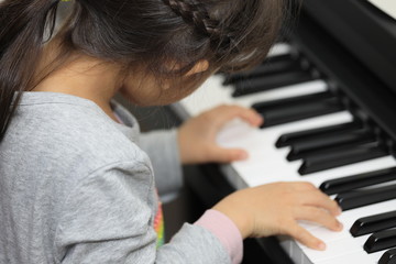 ピアノを弾く幼児(5歳児)