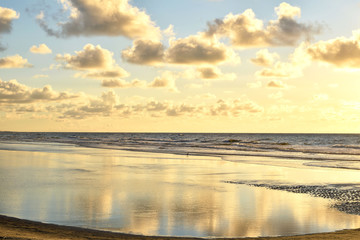 Fototapeta na wymiar sunrise on the ocean at the beach