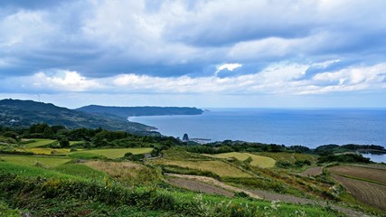 展望台から見下ろす棚田と日本海の情景＠山口