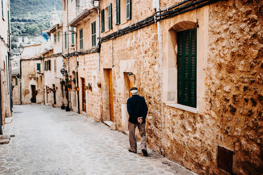 Fototapeta narrow street in old town