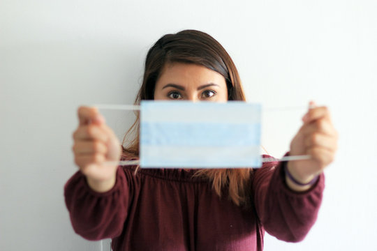 Mujer latina con cubrebocas