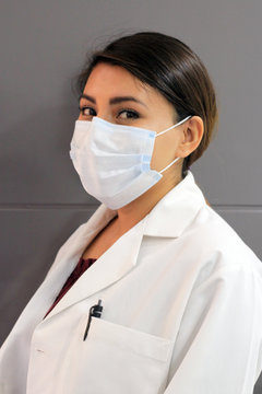 Mujer latina doctora con cubrebocas