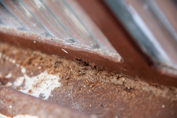 Detalhe de janela enferrujada