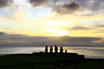 Moais Isla de pascua al atardecer