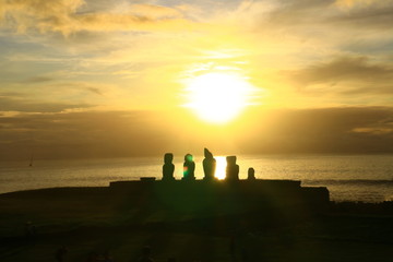 Moais Isla de pascua al atardecer
