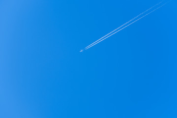 【写真素材】飛行機雲　青空　空　春の空　背景　背景素材　3月　コピースペース