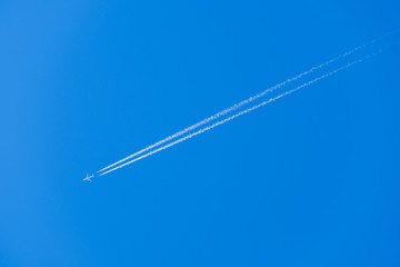 【写真素材】飛行機雲　青空　空　春の空　背景　背景素材　3月　コピースペース