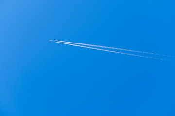 【写真素材】飛行機雲　青空　空　春の空　背景　背景素材　3月　コピースペース