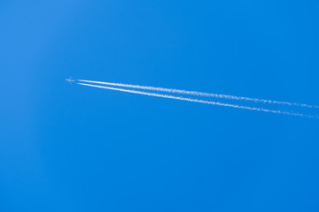 【写真素材】飛行機雲　青空　空　春の空　背景　背景素材　3月　コピースペース