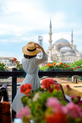 Naklejka premium woman with hat in istanbul blue mosque