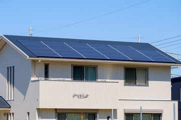 Fototapeta na wymiar ソーラーパネルのある家　太陽光発電