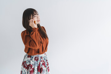 携帯電話を使う女性