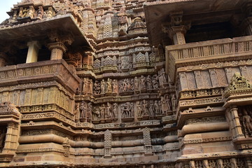 インドのカジュラーホー　世界遺産のカジュラーホー寺院　ヒンドゥー教の物語を表した繊細な彫刻　エロチックな天女像や男女交合像