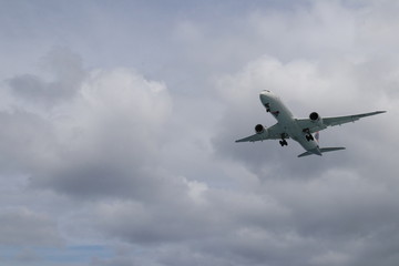 Fototapeta na wymiar Latam airlines aterrizando 787 dreamliner