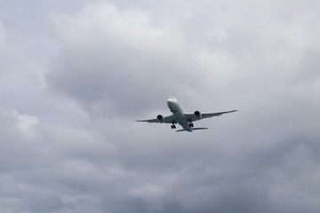 Fototapeta na wymiar latam airlines 787 aterrizando isla de pascua