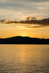 Obraz premium Sunset from walking path near Lake Tahoe Sand Harbor day use area