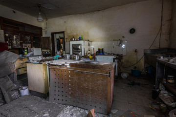 geraete in einer alten kueche von einem gasthaus