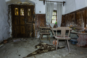 holzsessel und bank in einem vorraum