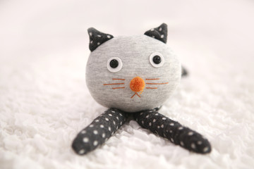 고양이 인형검정회색 흰점도트무늬 귀여운 외롭고 슬픈표정 야옹 