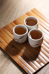 Obraz premium Japanese tea in ceramic cup on wooden tray