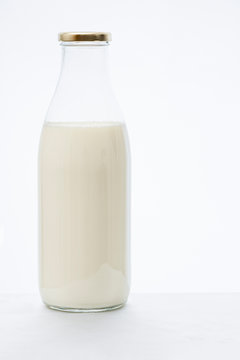 La bouteille de lait en verre.